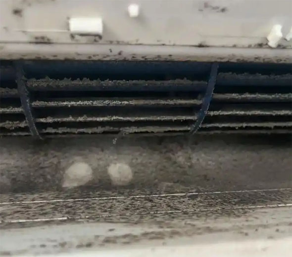 平舆空调吹的风有股烧焦味是怎么回事